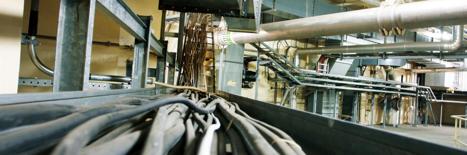 Hauptprozessbezogene Ver- und Entsorgung im Bereich FM Sicht von Kabeln & Rohren fuer Energie- & Stromversorgung in einem modernen Unternehmen