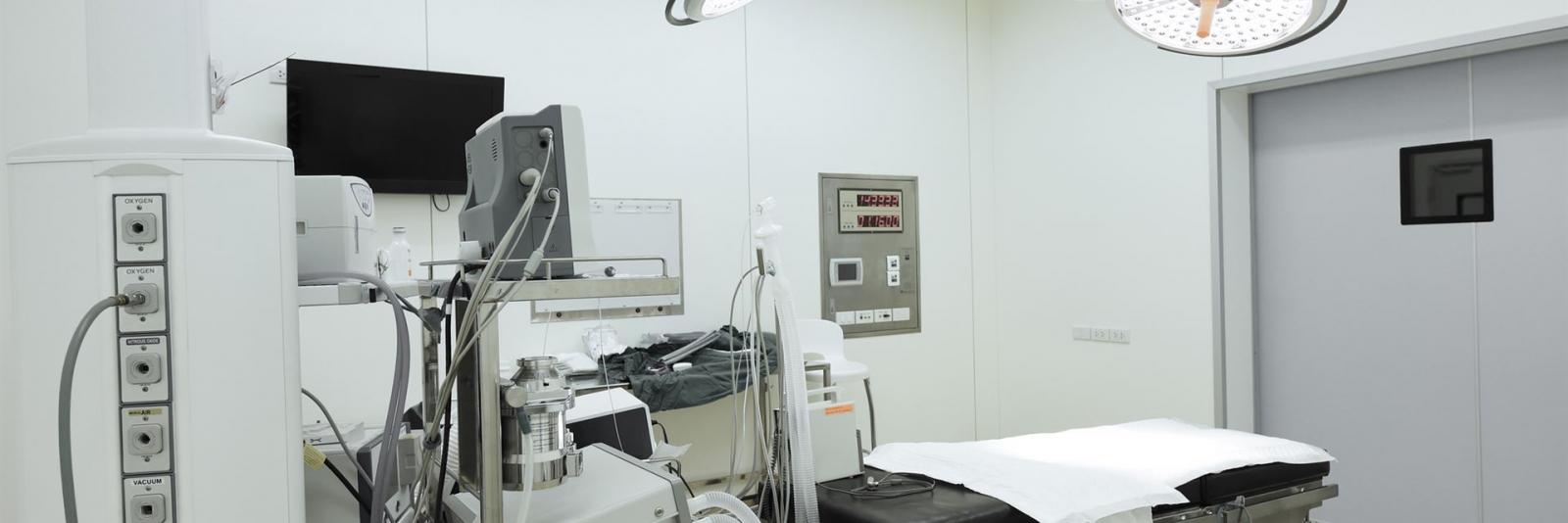Instandhaltung im Bereich Medizintechnik & Facility Management Innenansicht eines Operationssaals ausgestattet mit modernen medizinischen Pruef- und Messgeraeten