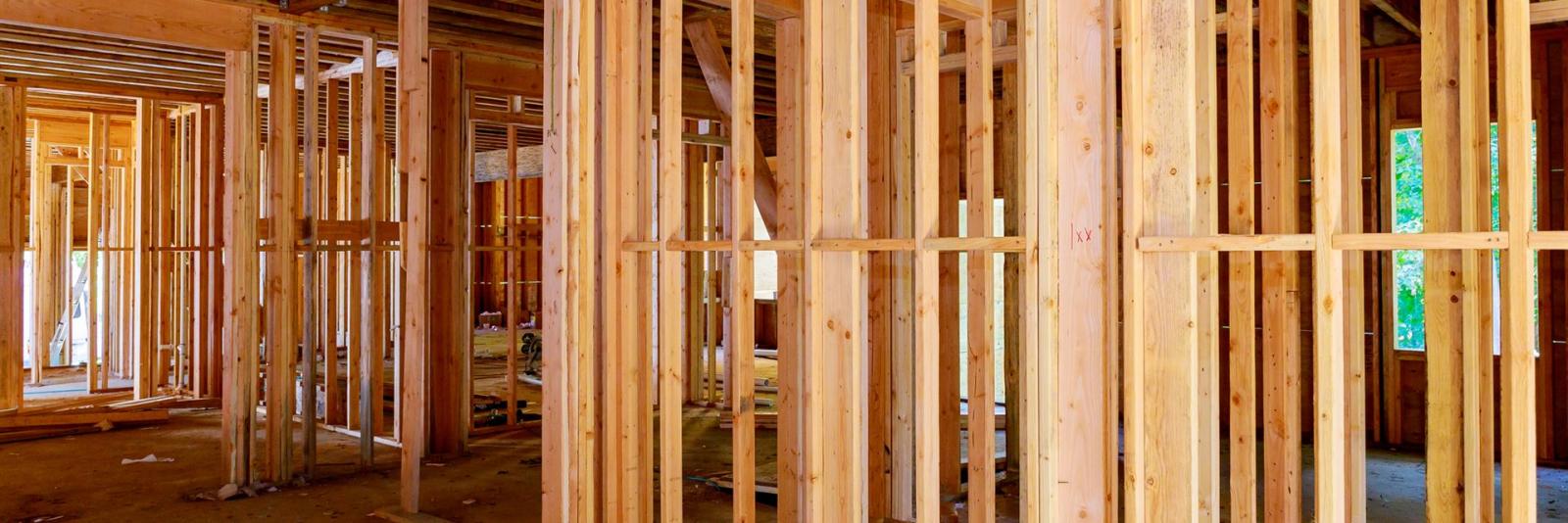 Sanierungs eines Hauses im Bau errichtet mit hölzernen Inneneinrichtung und Dämmung