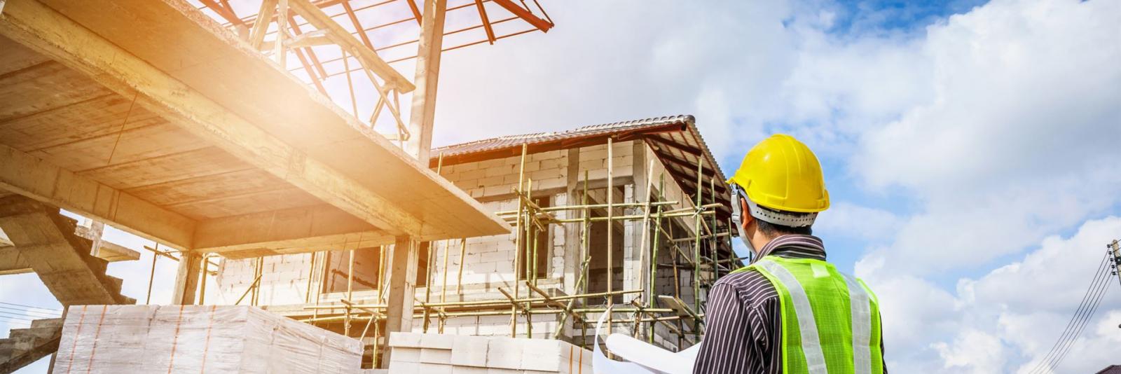 LzPh. 2 eines Bauprojekts – Facility Management Expert auf einer Baustelle bei der Ueberwachung von zwei laufenden Bauarbeiten