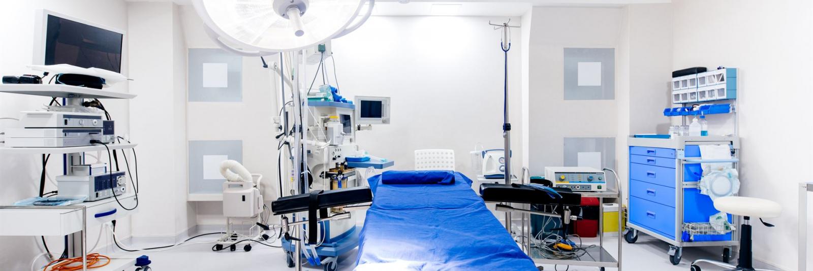 Branchenspezifisch, z.B. Gesundheitswesen bei einer FM-Organisation Innenansicht eines hochmodernen Operationssaals technisch ausgestattet