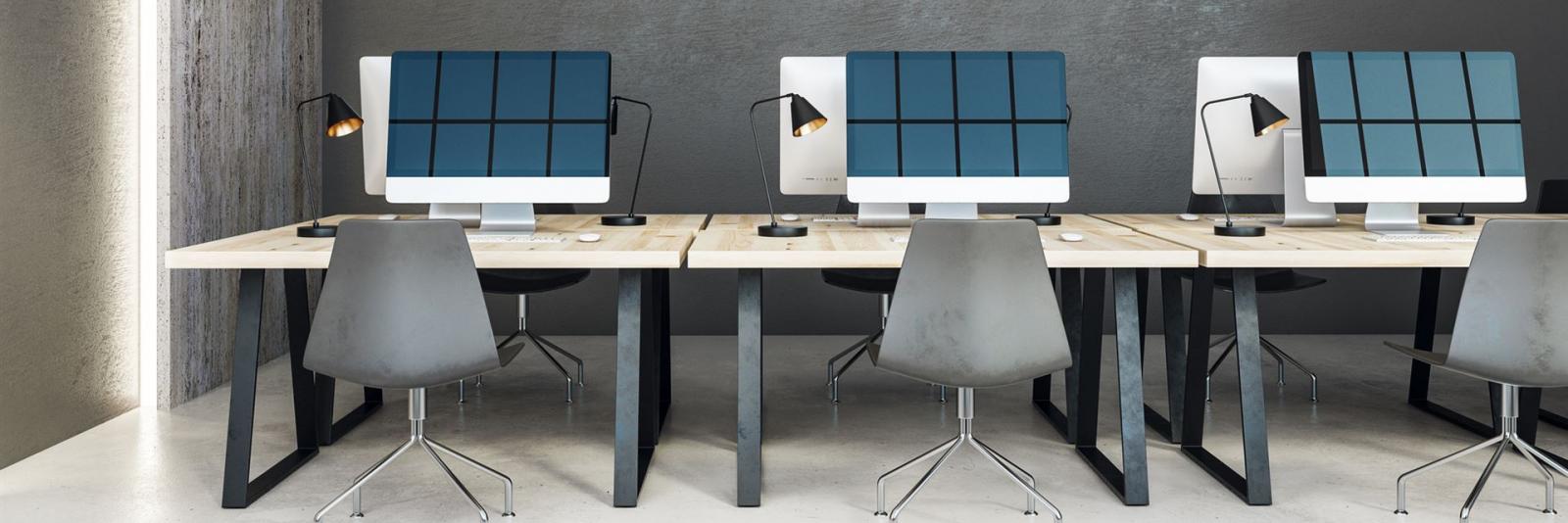 IT-Dienstleistungen im Bereich Facility Management Drei Workstationen nebeneinander angeordnet im Bueroraum mit moderner Ausstattung