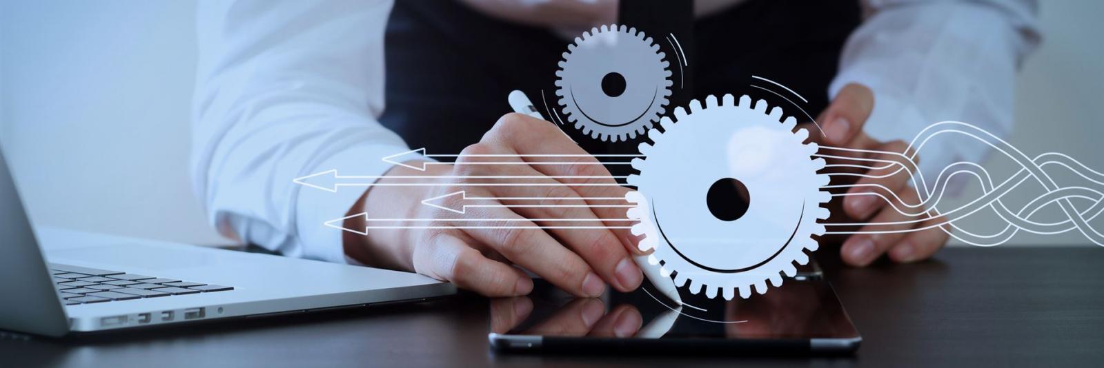 Geschäftsunterstützung – Management von Dienstleistungen beim FM Geschaeftsmann zeichnet auf einem Tablet-PC einen strategischen Plan