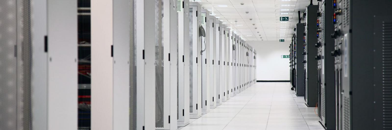 Das Management von IT-Diensten bei einer FM-Organisation Rechenzentrum mit zahlreichen Servern reihenweise angeordnet