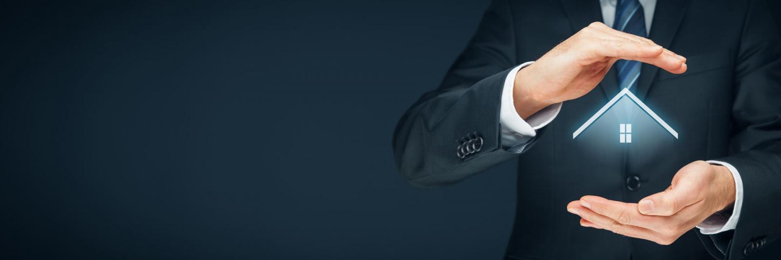 Das Managen von Objektbetrieb beim FM Expert haelt zwischen seinen Haenden ein eingestrahltes Hausmodell