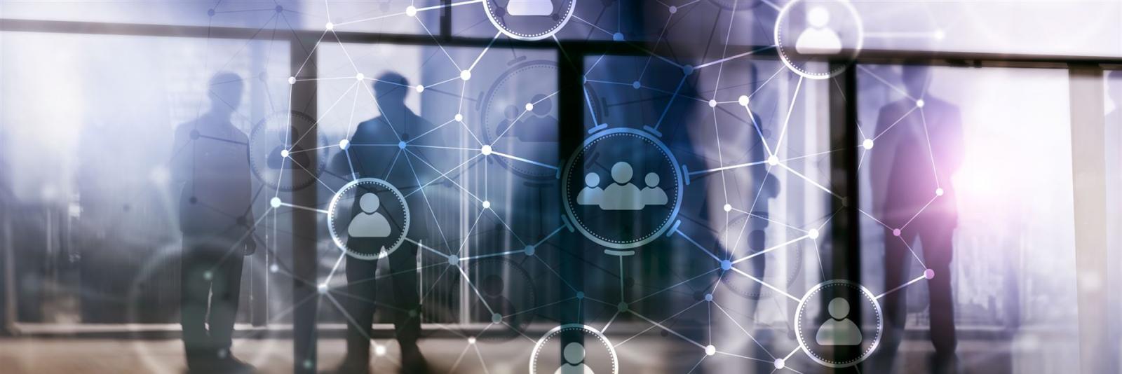 Produkte auf taktischer Ebene – Mensch & Organisation Drei Experten in einem Buerokomplex und Darstellung eines professionellen Netzwerk