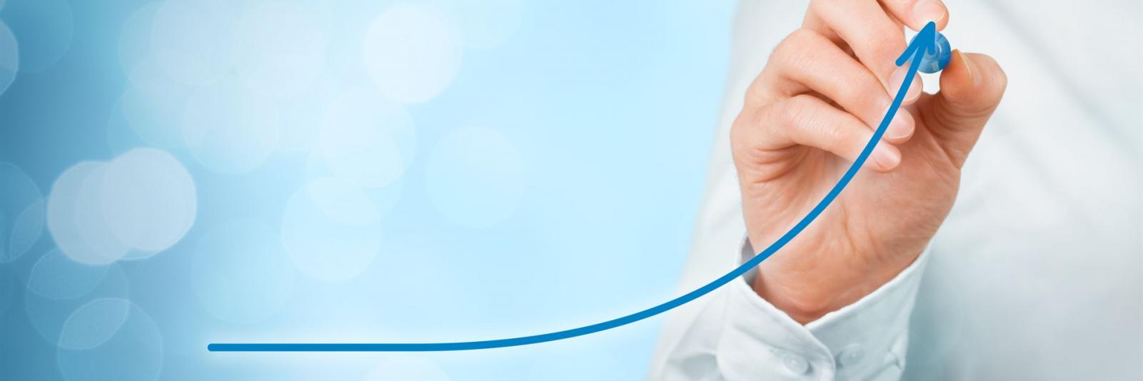 Leitung beim Facility Management Expert zeichnet steigende exponentielle Kurve mit einem Pfeilende am höchsten Endpunkt auf