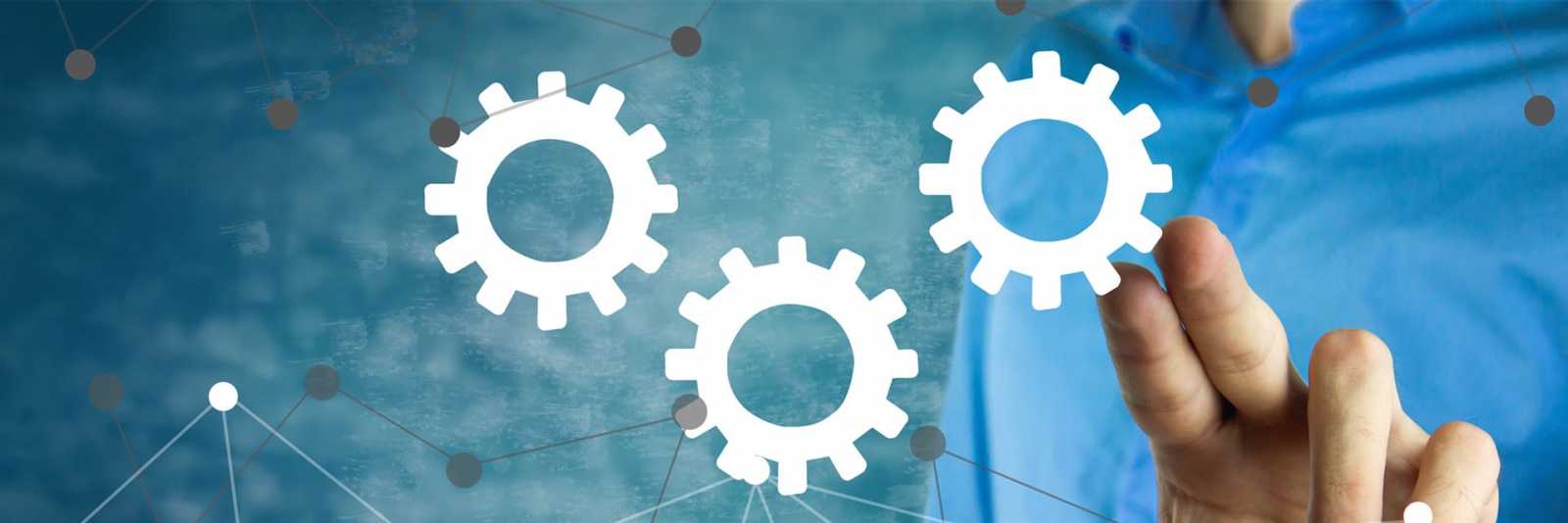 Implementierung & Management von Geschäftsprozessen Bueroarbeiter zeigt auf drei grafisch dargestellte weisse Getriebe mit geometrischen Mustern im Hintergrund